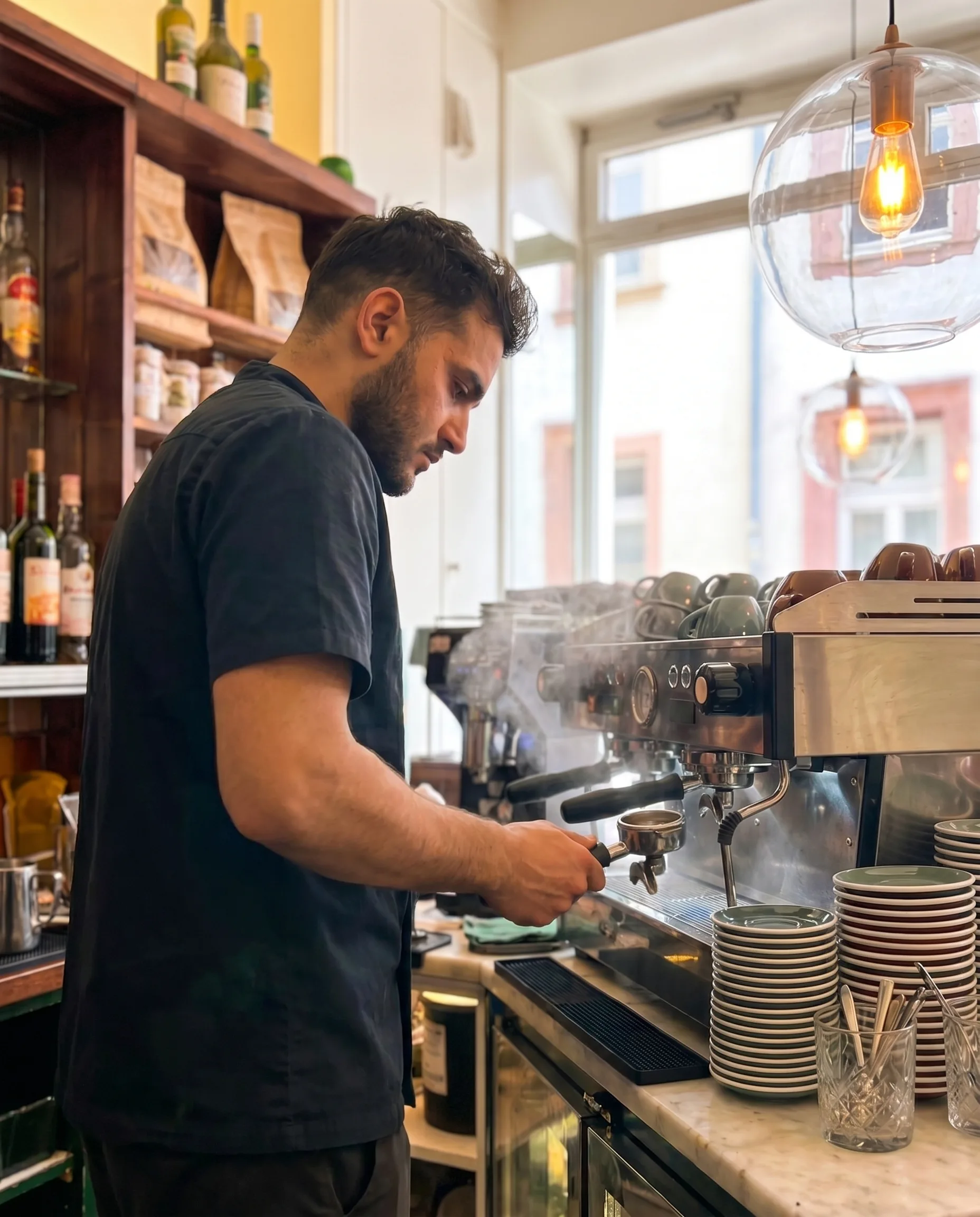 Barista an der Espressomaschine