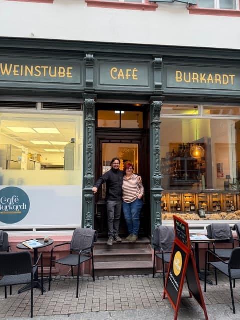 Weinstube Café Burkardt – Eingang mit Inhabern